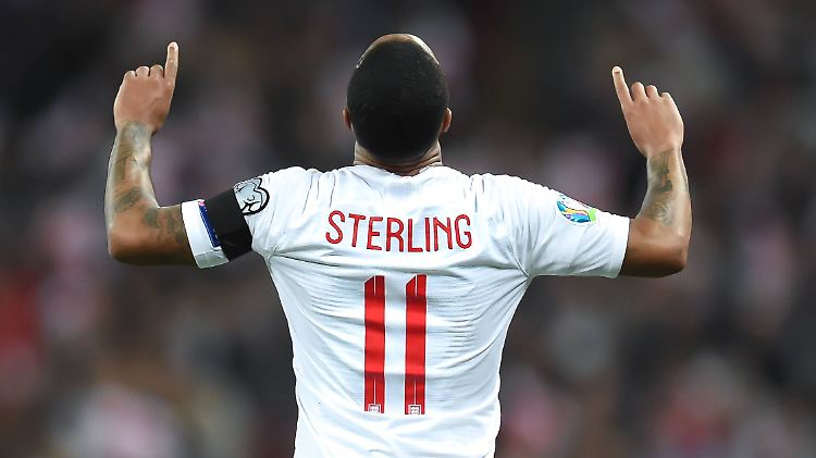 Drei Tore und ein Tribut an den verstorbenen Jugendspieler Damary Dawkins: Raheem Sterling sorgte für die großen Momente beim Quali-Sieg seiner Engländer gegen Tschechien.
