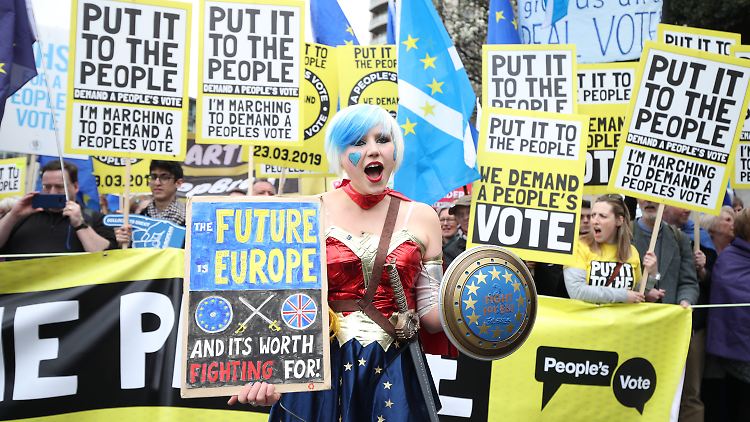 "Put it to the People" - übersetzt etwa "überlasst es den Bürgern" - fordern die Demonstranten.