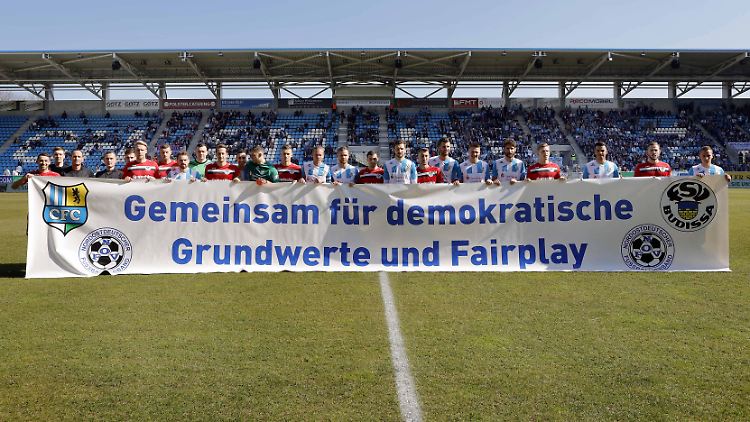 Der Chemnitzer FC setzt vor dem Spiel gegen Budissa Bautzen ein Zeichen gegen rechts.