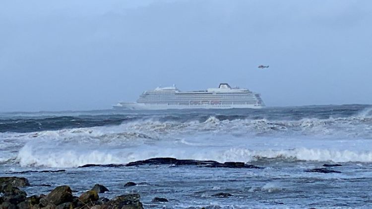 Die havarierte "Viking Sky" vor der norwegischen Küste.