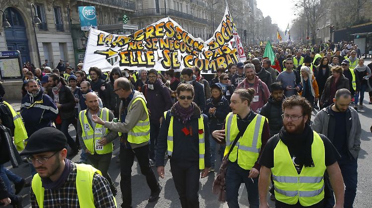 Demonstranten versammeln sich zu einer Kundgebung
