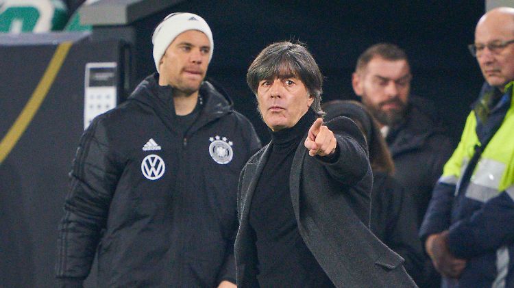 Bundestrainer Joachim Löw setzt das Experiment Fußballjugend forscht in Amsterdam nur mit Abstrichen fort.
