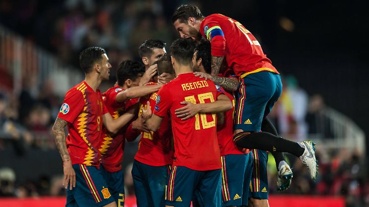 Die Spanier feiern Morenos Treffer zum 1:0. 