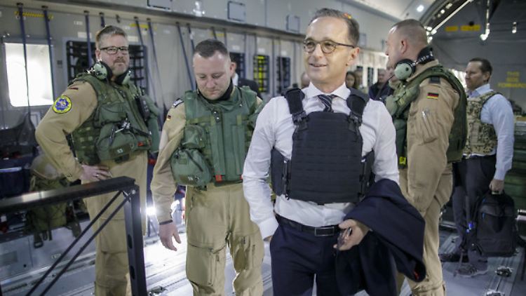 Außenminister Maas an Bord einer Bundeswehrmaschine auf dem Weg nach Kabul im März 2019.