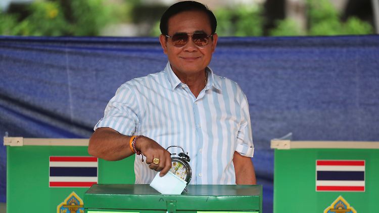 Thailands amtierender Premierminister Prayut Chan-o-cha bei Abgabe seiner Stimme.