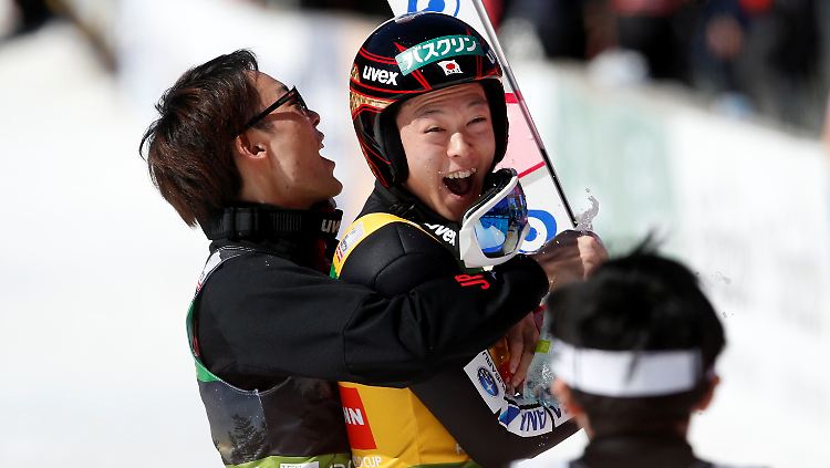 Der Japaner holt sich neben dem Skisprung- auch den Skiflug-Gesamtweltcup.