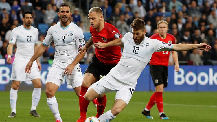 Marko Arnautovic (rotes Trikot) und seine Österreicher kassierten eine herbe Pleite in Israel.