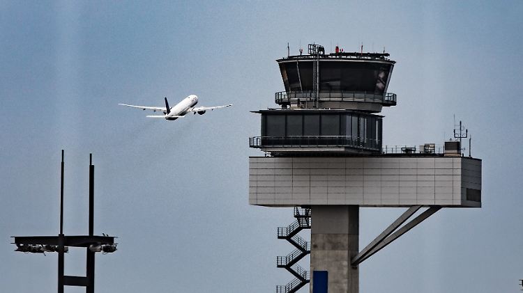 Viel zu tun in den Kontrolltürmen des Frankfurter Flughafens: Bei den Fluglotsen fehlt Personal.