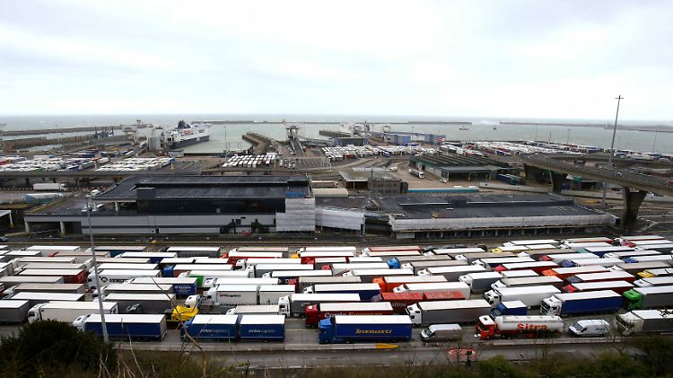 Vorgeschmack auf mögliches Brexit-Chaos: Wenn der Fährbetrieb wegen Unwettern gestört ist, gibt es im Hafen von Dover kilometerlange Lkw-Staus.