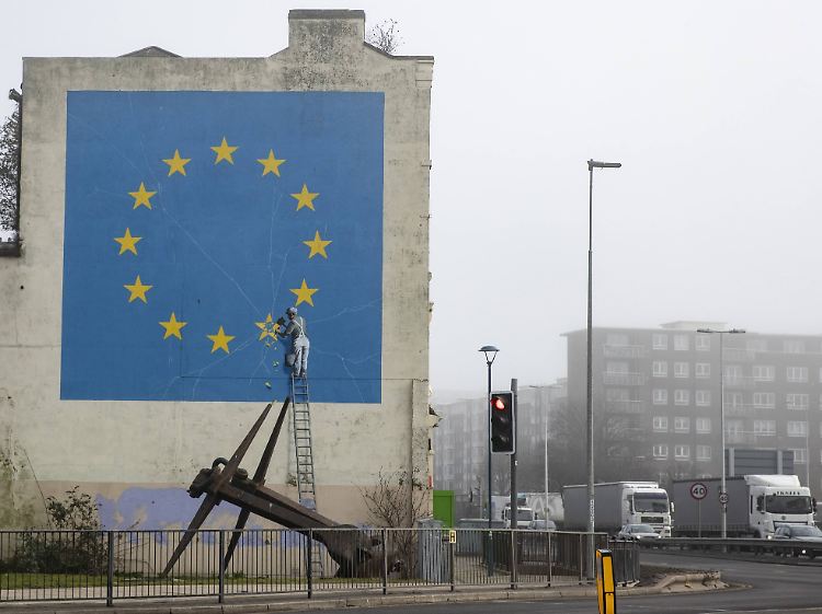 Die EU bröckelt - diese Botschaft erwartet zahlreiche Besucher von Dover. Das Bild wird dem Streetart-Künstler Banksy zugeschrieben.