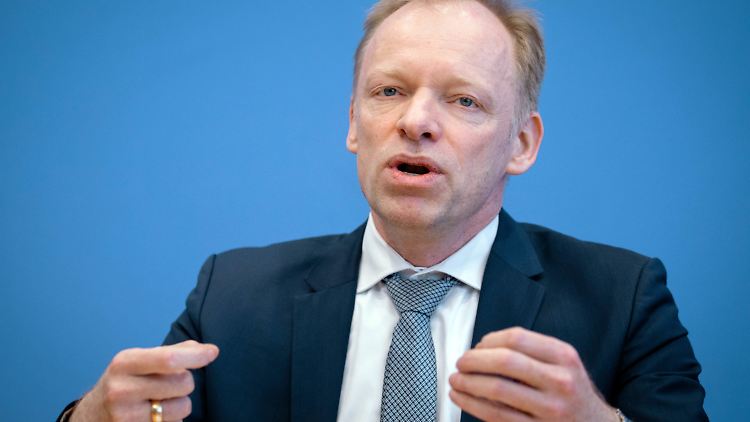 "Die deutsche Wirtschaft stemmt sich dem Abschwung entgegen", sagt Clemens Fuest.