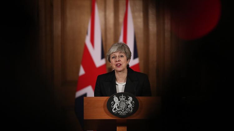 Laut Medienbericht würde Theresa May für Ja-Stimmen ihr Amt opfern.