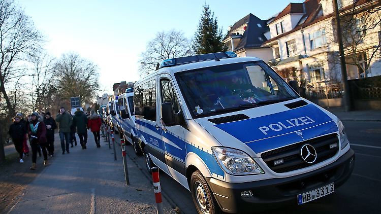 Blau-Weiß ist auch bei Spielen in Bremen eine präsente Farbkombination - auch, wenn die Anhänger des Nordrivalen aus Hamburg nicht in der Stadt sind.