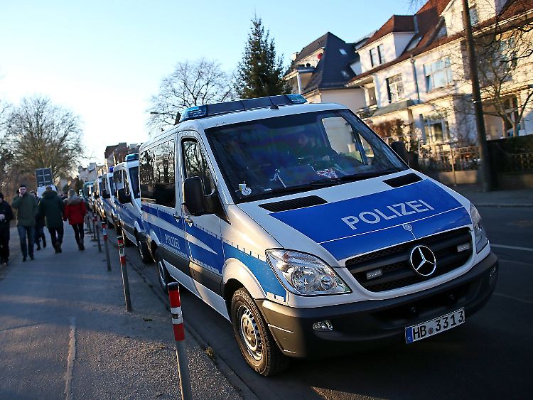 Blau-Weiß ist auch bei Spielen in Bremen eine präsente Farbkombination - auch, wenn die Anhänger des Nordrivalen aus Hamburg nicht in der Stadt sind.