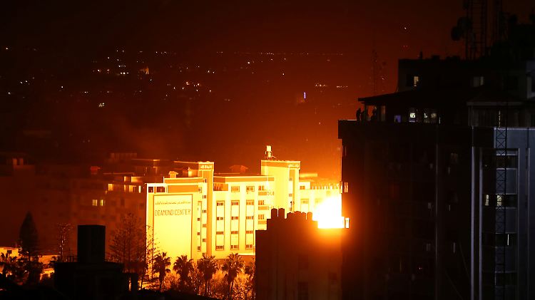 Feuer und Rauch sind während eines israelischen Luftangriffs in Gaza-Stadt zu sehen.