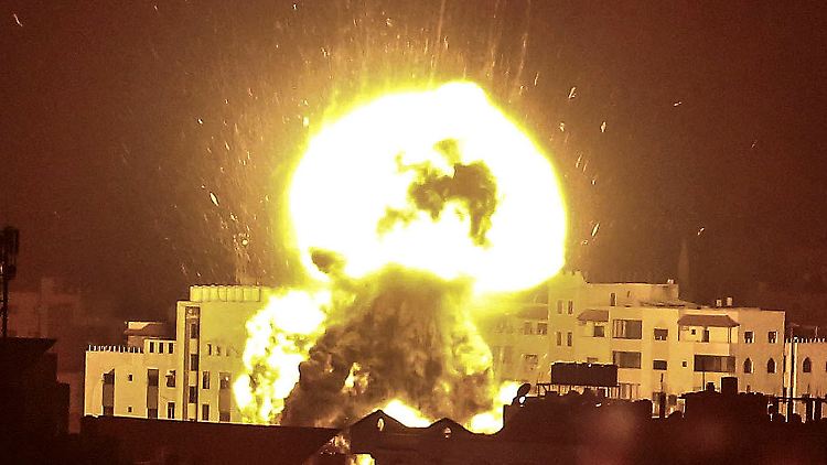 Eine Explosion ist nach einem Angriff der israelischen Luftwaffe in Gaza zu sehen.