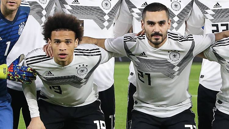 Leroy Sané und Ilkay Gündogan waren von der Tribüne in Wolfsburg aus rassistisch beschimpft worden.