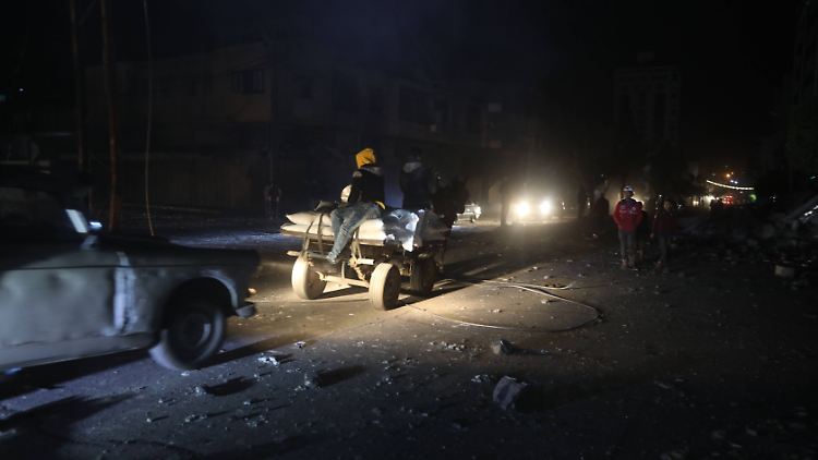 Trümmer eines zerstörten Hauses liegen auf dieser Straße in Gaza-Stadt. Das Haus soll zuvor durch einen israelischen Luftangriff getroffen worden sein.