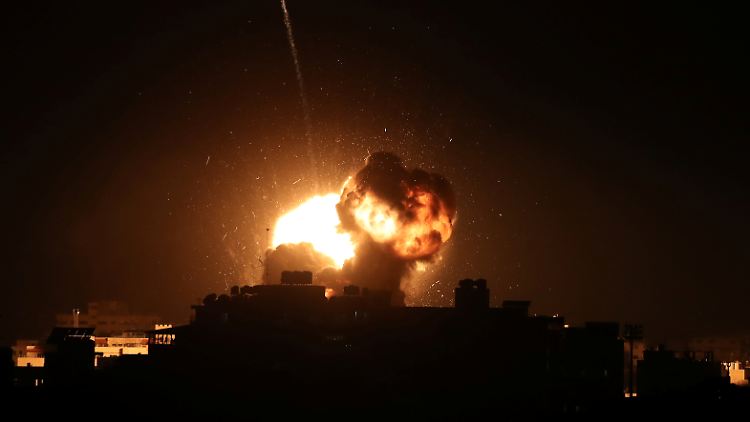 Die israelische Luftwaffe nimmt Dutzende Ziele im Gazastreifen unter Beschuss.