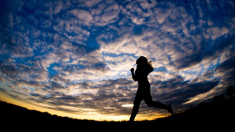 Joggen in den Sonnenuntergang: Der Effekt von Sport am Abend ist im Hinblick auf den Schlaf umstritten.