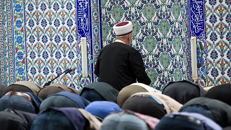 Gebet in der Ditib-Moschee in Stuttgart: Von den 2000 Moscheen in Deutschland gehört die Hälfte der türkischen Religionsbehörde.