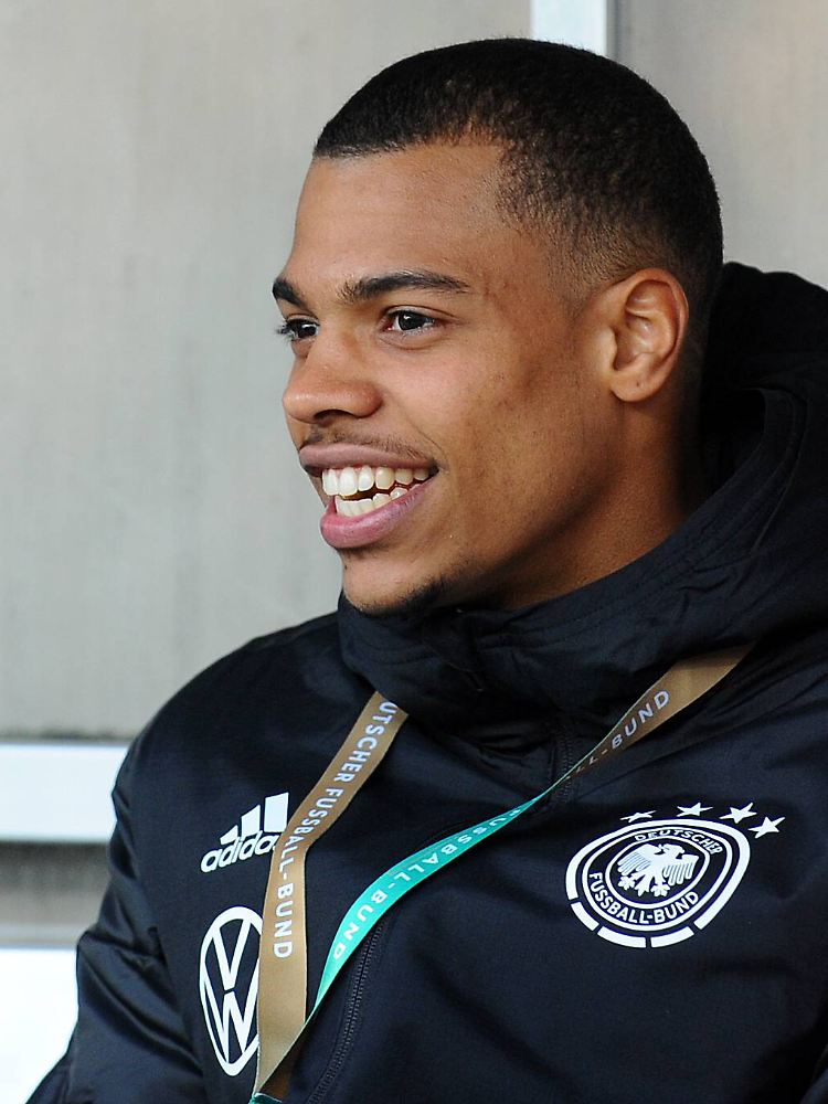Die DFB-Teamkleidung hat er schon an, auf den Platz darf er noch nicht: Lukas Nmecha ist eine der Nachwuchshoffungen von Trainer Kuntz.