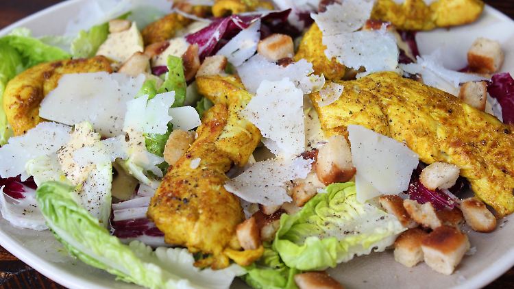 Caesar Salad - ein Klassiker, hier mit Putenbrust.