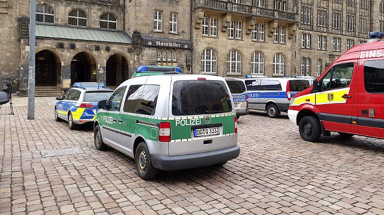 Polizeifahrzeuge vor den Rathaus in Chemnitz.