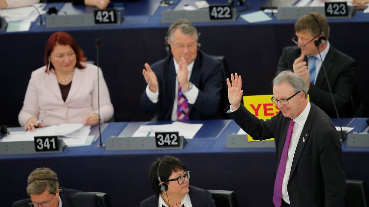 "Google und Facebook haben bewiesen, wie leicht es ist, gerade jüngere Bevölkerungsgruppen zu instrumentalisieren", sagte Axel Voss im Europaparlament.