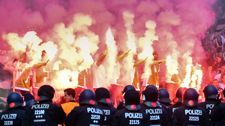 Bei Hochrisikospielen unterstützt die Polizei die Sicherheitskräfte im Stadion.