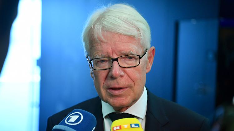 DFL-Chef Reinhard Rauball meint, der "Staat ist zuständig für die Wahrnehmung der öffentlichen Sicherheit und Ordnung".