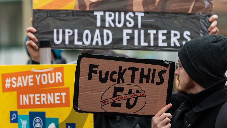 Ein Protest gegen die Urheberrechtsreform in Dresden: Vor allem Artikel 11 und Artikel 13 stehen in der Kritik.