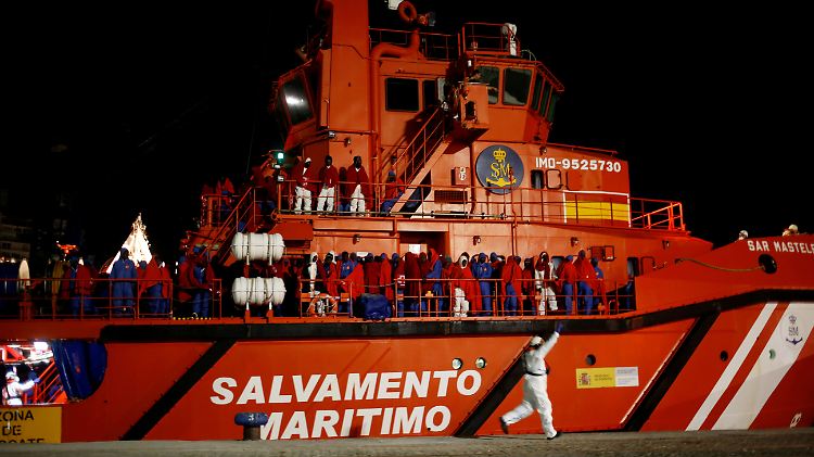 Flüchtlinge warten auf einem Schiff, bis sie den Hafen von Malaga in Spanien betreten dürfen.