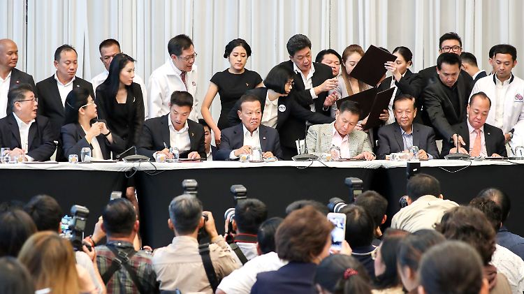 Die Militärpartei hat in Thailand zwar die relative Mehrheit, zusammen kommt die Opposition aber auf noch mehr Stimmen. In Bangkok gaben die Parteiführer eine Pressekonferenz und informierten über ihren Plan, eine Koalition zu bilden.