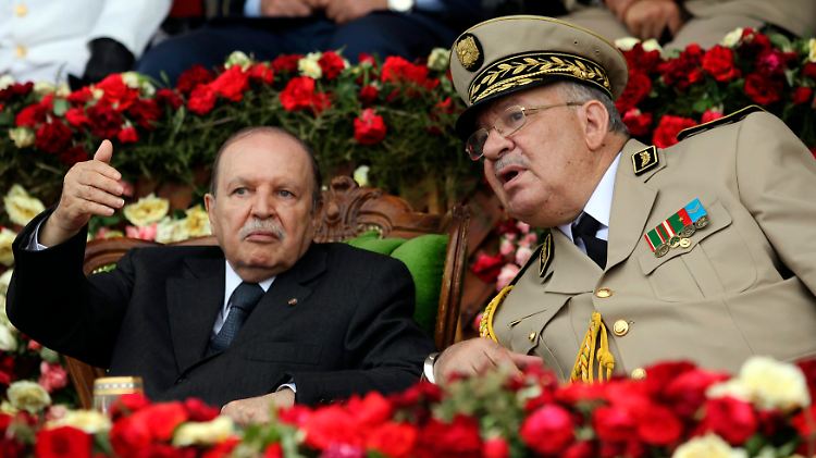 Militärchef Salah (rechts) rückt erstmals von dem Langzeitregenten Bouteflika ab. 