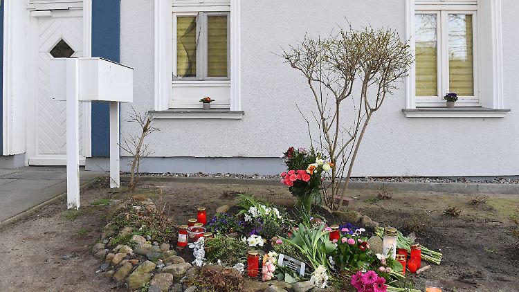 Nachbarn legten Blumen vor die Tür des Opfers in der Zinnowitzer Waldstraße.