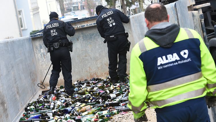 Das Mädchen starb an Stichverletzungen, die Polizei sucht im Müll nach der Tatwaffe.