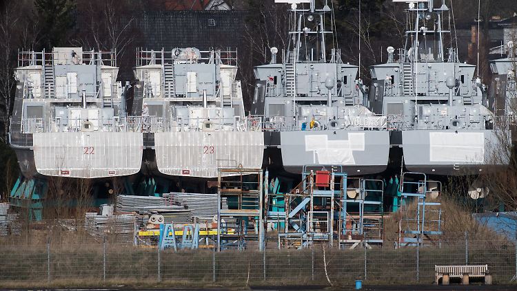 Küstenschutzboote für Saudi-Arabien liegen auf dem Werftgelände in Wolgast.
