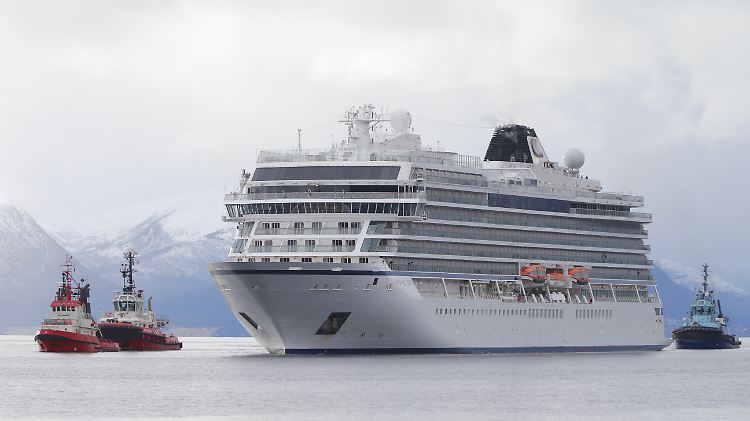 Das Kreuzfahrtschiff "Viking Sky" beim Einlaufen in den Hafen der norwegischen Kleinstadt Molde. 