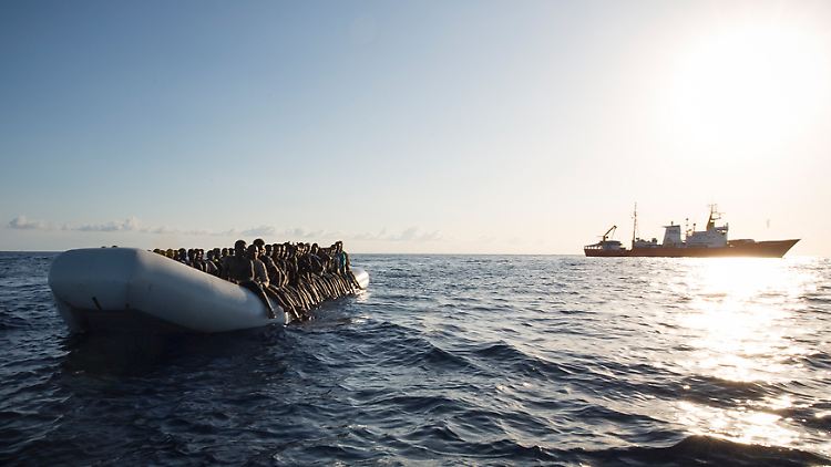Immer wieder retten Schiffe - ähnlich wie hier 2017 - Flüchtlinge aus dem Mittelmeer. Dieses Mal soll eine Gruppe von Migranten anschließend das rettende Schiff allerdings gekapert haben.