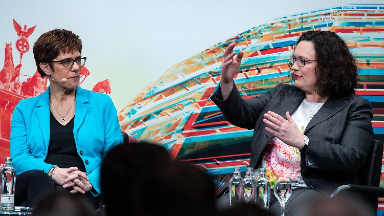 Zwei Parteichefinnen im öffentlichen Gespräch: CDU-Vorsitzende Annegret Kramp-Karrenbauer und SPD-Chefin Andrea Nahles beim Polittalk der Bertelsmann-Stiftung.