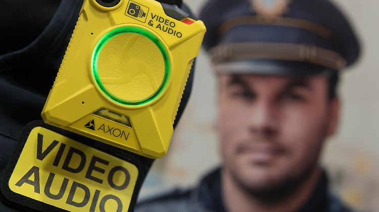 Die Bilder der Körperkamera sollen auch für Strafverfahren gegen Polizisten freigegeben werden, fordert die FDP. 