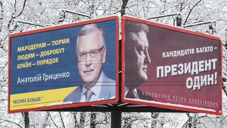 Derzeit liegt der ukrainische Präsident Petro Poroschenko (r.) in den Umfragewerten deutlich hinten.