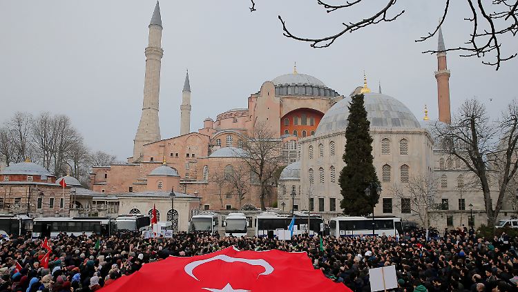 Nach den Anschlägen in Christchurch demonstrieren Türken vor der Hagia Sophia in Istanbul.