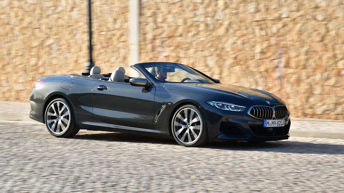 Bei Kurvenfahrten präsentiert sich das 850i Cabrio trotz seines Gewichtes fein ausbalanciert.