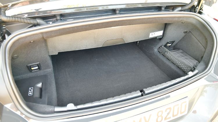 350 Liter Stauraum bietet der Kofferraum. Wer das Verdeck schließt, kann zwei Golfbags verstauen.