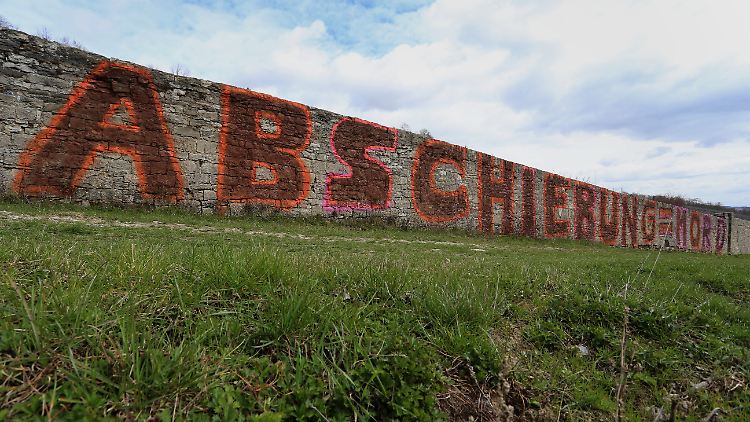 "Abschiebung ist Mord" behauptet ein Graffiti an einem Weinberg bei Würzburg.