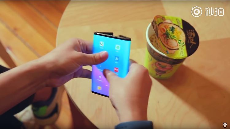 Das Xiaomi Mi Flex mit Instant-Nudelsuppe.