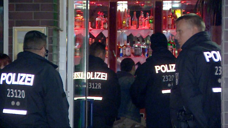 Polizisten im Jahre 2019 bei einer Razzia in einer Shisha-Bar in Neukölln. Mit Großeinsätzen und Kontrollen versucht die Polizei der Hauptstadt seit Jahren, gegen die organisierte Kriminalität in Neukölln vorzugehen.