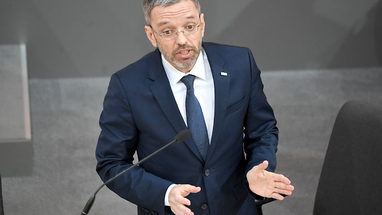 Die eigene rechte Szene untersucht und keine Hinweise auf den Christchurch-Anschlag gefunden: Österreichs Innenminister Kickl im Parlament.